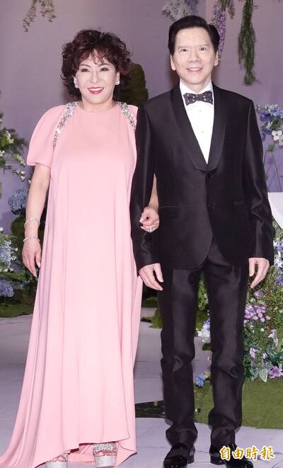 向佐崩潰淚訴「娛樂圈很恐怖」 向太不留情面：他在哭自己笨