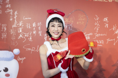 唐玲胃癌四期逆轉人生!獲頒「終身學習模範生」戴上狀元帽