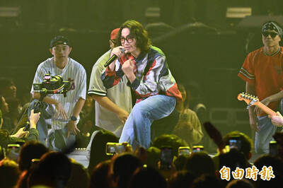 都市傳說！對發票前必聽宇宙人這首 小巨蛋天降「鈔票」萬人變「好野」