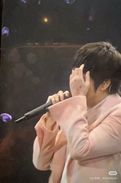 出事了！五月天阿信合體F3上海最終場 摔下舞台濺血畫面曝光