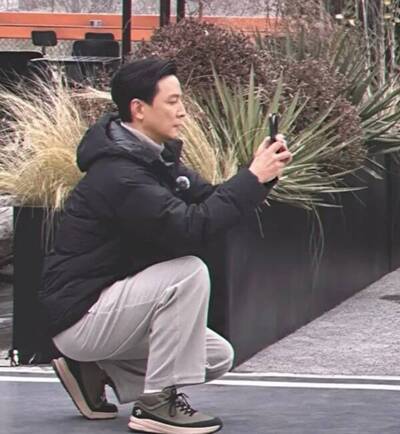 在北京巧遇吳彥祖？街頭化身攝影師 親自掌鏡單膝蹲拍