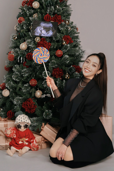 金曲歌后懷二寶超音波照高掛耶誕樹 試管一次就中「帶球」唱跨年