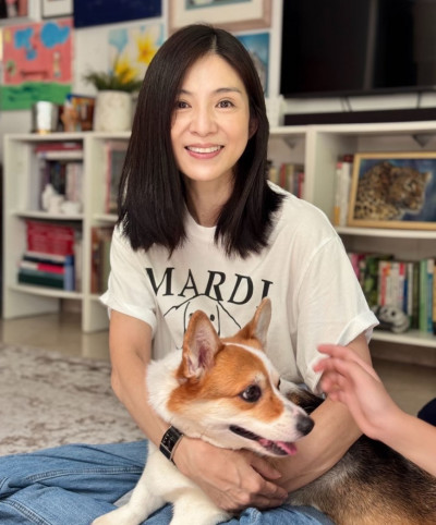 51歲絕美玉女生下雙胞胎 新加坡定居揭近況：重心放在家裡