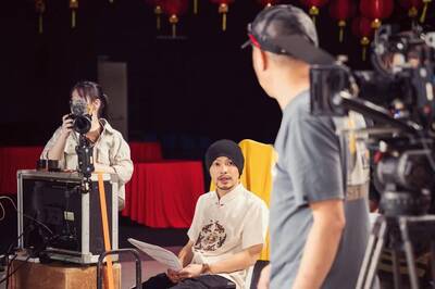 黃明志捲命案仍不忘湊12生肖「主題曲」 迎馬年被虧「馬上風」