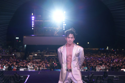 小樂首登台中跨年！西裝外套遭扒「冰塊腹肌」現形