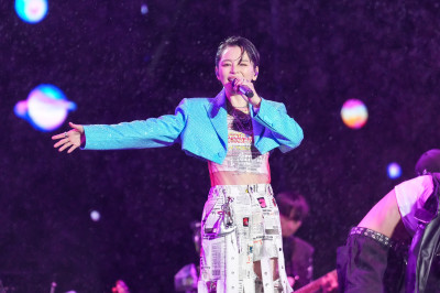 徐若瑄睽違21年在台跨年！辣秀馬甲線嗨唱 唐綺陽瘦成閃電