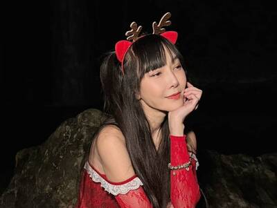 （影音）錄影胸貼外露 美魔女胡文英沒發現全被看光