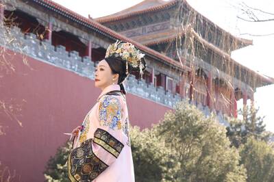 連戰二媳婦著古裝紫禁城邊拍照  親曝：我有滿人血統