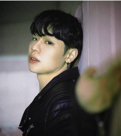 29歲帥氣歌手墜樓身亡！親妹悲痛證實噩耗