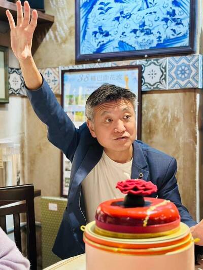 轟傅氏王朝成花蓮政治堰塞湖 何啟聖嗆藍營自覺警醒