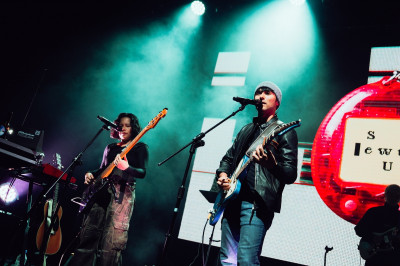 致敬已故金融犯罪調查師陳梅慧 ！「凹與山」冒低溫開唱大咖男星也來了