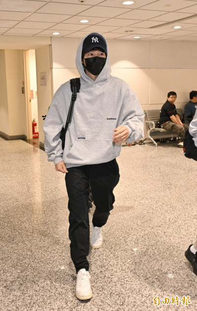 （直擊）金唱片最大咖演員到了！宋仲基相隔9年抵台 親切揮手超有禮貌