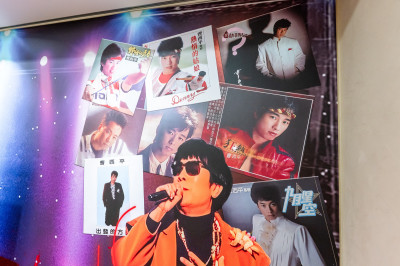 曹西平靈堂遺照曝！「打歌服、吹哨海報」致敬 家屬公布追思會、弔唁細節