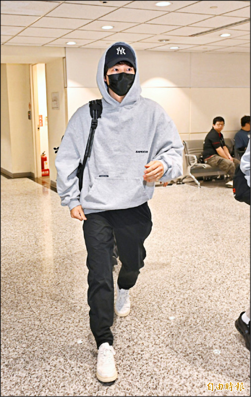 備戰金唱片-宋仲基笑眼飛台 JENNIE戴墨鏡入境