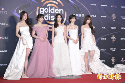 金唱片紅毯直擊》LE SSERAFIM挖空超辣！IVE張員瑛全身bling bling美翻