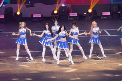 金唱片》張員瑛化身最美啦啦隊！IVE震撼演出 上電梯、後空翻通通來