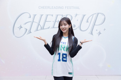 韓啦啦隊女神送粉絲福利 睦那京被逼念「萌ㄟ萌ㄟ」崩潰逃跑