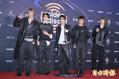 金唱片現場「瘋搶」相機引熱議  網友兩面立場吵翻