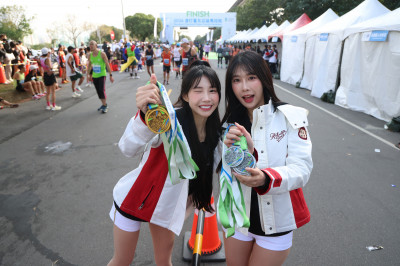 啦啦隊女孩曝「肋骨斷裂」無法激烈運動 應援馬拉松跑者喊感動