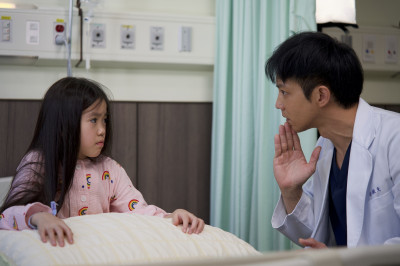 不只會開刀！《整形過後》鄒承恩靠「手語」成為關鍵後盾