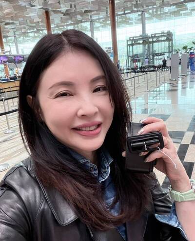 何如芸赴星看2子  返台每次都哭這次例外「扯爆」