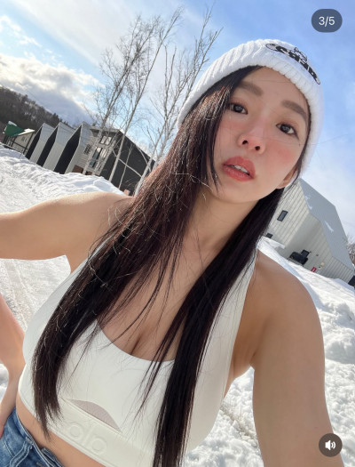 郭書瑤雪地辣翻...小背心＋馬甲線全露 沒男人陪哀嘆只有「它」作伴