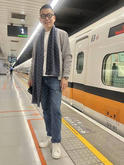 丟拐杖捨輪椅 王介安獨自走上高鐵月台有洋蔥