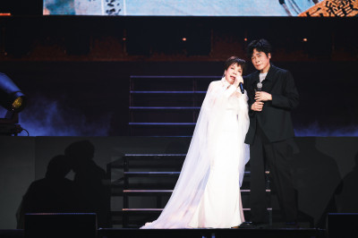 婚變傳言不斷！洪榮宏第三任嫩妻神隱演唱會 消失55年歌后來了