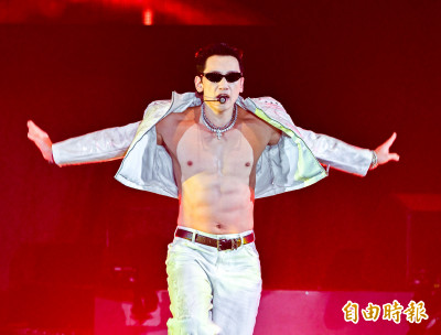 （直擊）台灣下雨了！RAIN跑步機搬上小巨蛋 半裸狂噴汗啊嘶～