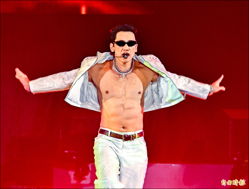 RAIN暌違20年攻蛋 費洛蒙炸裂-跑步機搬上台 飆汗放送八塊肌