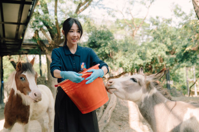 邵雨薇「轉行」當保育員 現身壽山動物園清犀牛糞談戀愛