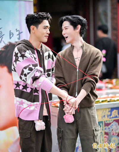 夏和熙拍BL褲子脫到膝蓋 羞曝最害羞瞬間「全身變粉紅色」