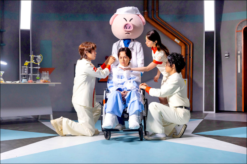 告五人邀拍MV HowHow樂得坐輪椅睡覺