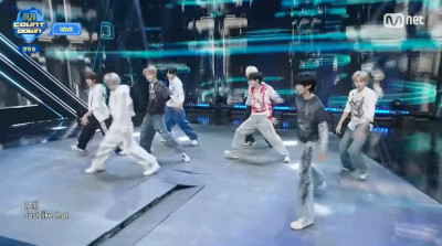 太誇張！15人韓團唱跳「舞台瞬間地裂」 節目直播急喊卡爆眾怒