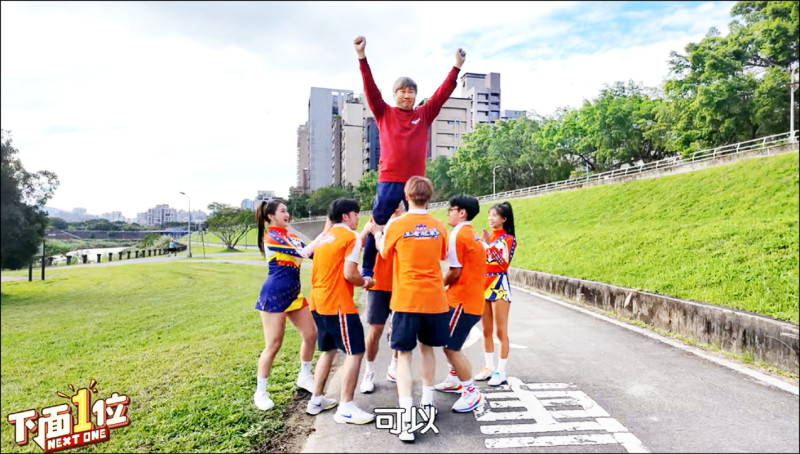 胡瓜被啦啦隊舉高高 學生圓夢天王嚇瘋了