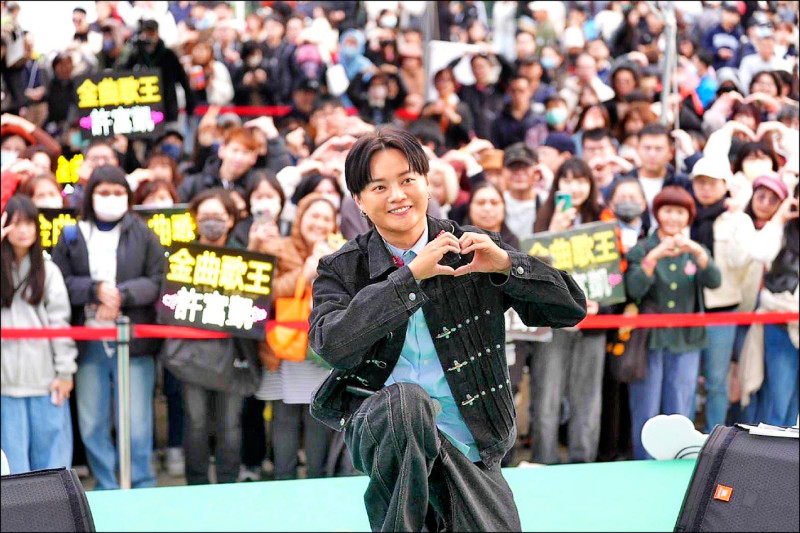 許富凱捐外套義賣 宇宙啦啦隊談銀赫直喊很香