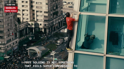 霍諾德開爬台北101！樓內民眾搶拍狂揮手 網喊話：別讓他分心