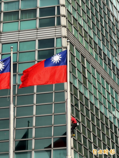 直擊》霍諾德台灣國旗底下揮手致意！空拍機這一幕全場炸裂