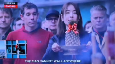 霍諾德徒手登頂101打響台灣名聲 賈永婕手端鳳梨拜拜畫面變迷因圖