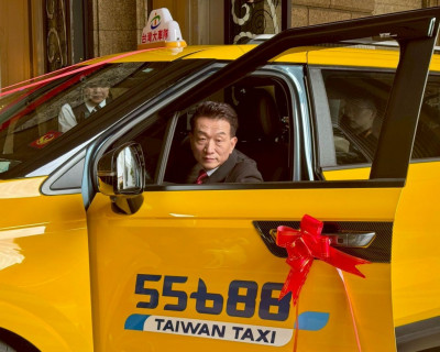 典LU婚禮》LuLu爸親駕小黃禮車載女出嫁 「按跳表、給收據」惹笑新人