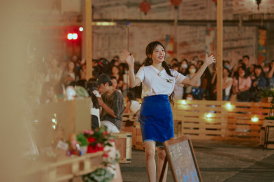 韓女團QWER現身台灣！當工讀生「甜笑招呼」民眾瘋掉