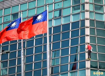 懂的就懂！霍諾德攀101國旗狂飄 轉播工程師超怕