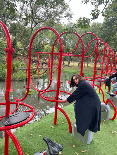 51歲資深玉女歌手公園約會被拍 緊黏韓國老公連舒淇都按讚