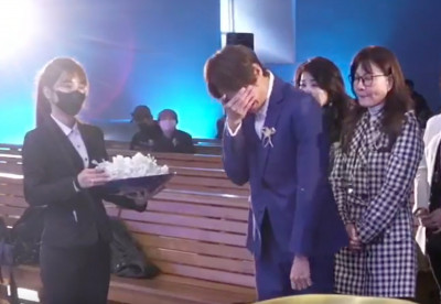 忍淚主持曹西平告別式!男星獻花「顫抖掩面痛哭」龍千玉不捨攙扶