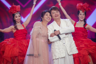 火爆浪子驚傳「轉性」 袁小迪粉紅泡泡嚇瘋小江蕙