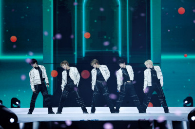 台粉招牌排字應援！TXT見6個字嚇瘋：我手機沒帶上來啦