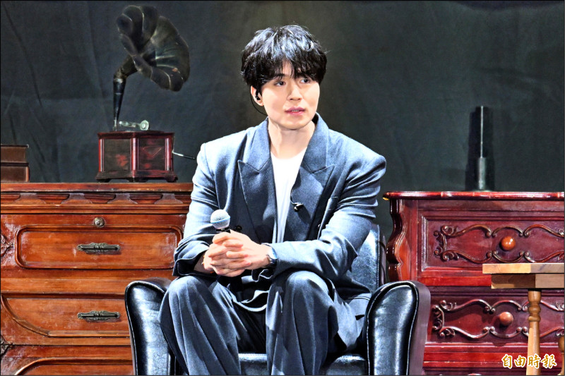 李棟旭模仿靈動老師 見AI應援笑謝黃仁勳