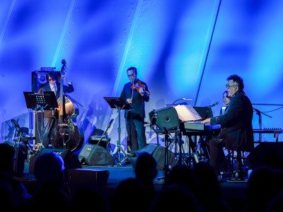 63歲資深玉女歌手升格當阿嬤 突嗆林俊逸：站離我遠一點