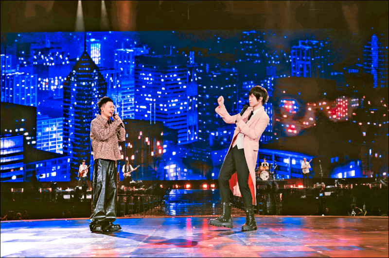 阿信再披粉紅外套 索吻撩粉5萬人