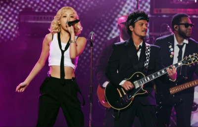 葛萊美獎》Ros&eacute;葛萊美獻唱《APT.》怪奇比莉跟著唱 獵魔女團《Golden》得獎了